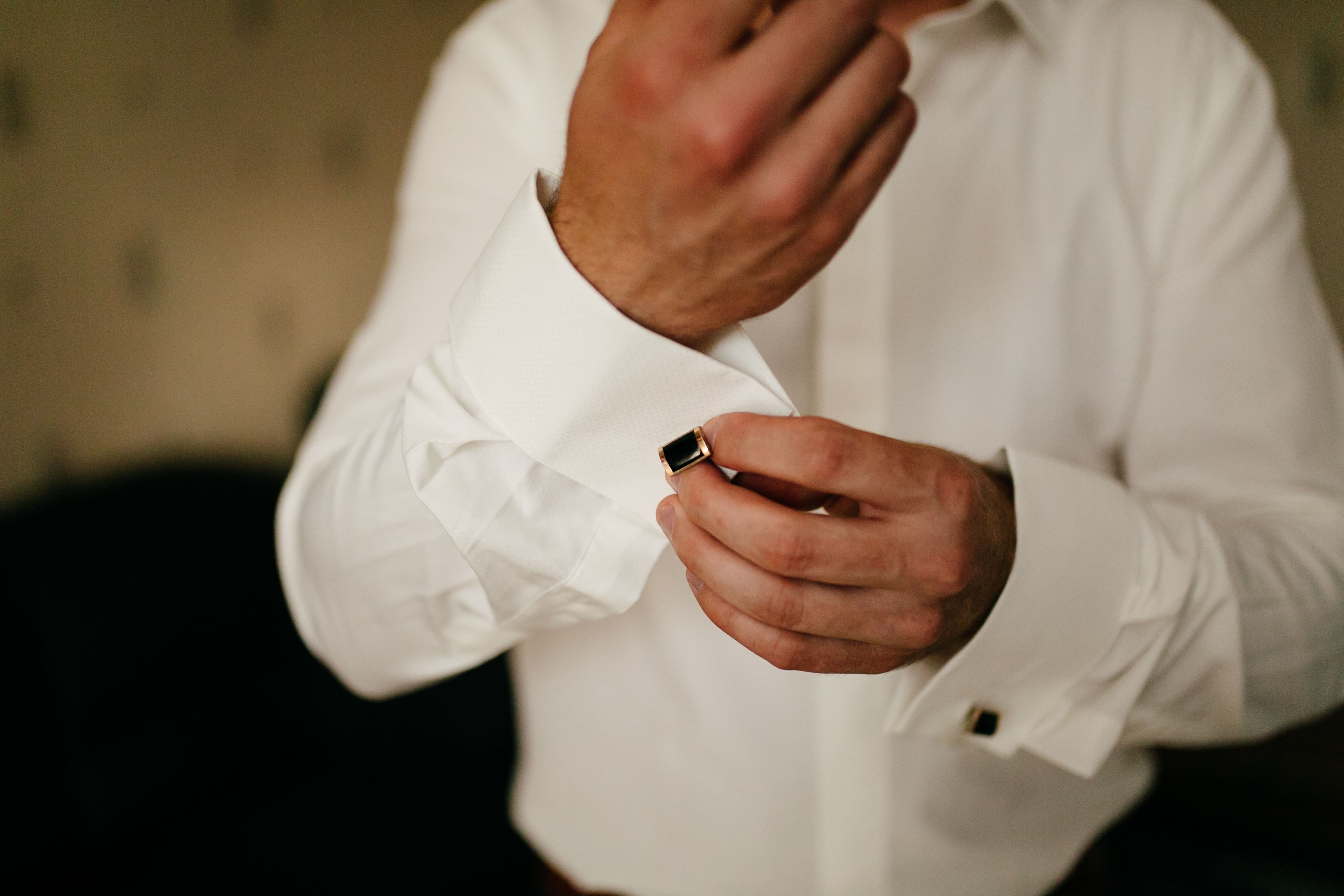 Ce cămașă se poartă la nuntă: Ghidul tău pentru o apariție impecabilă și relaxată