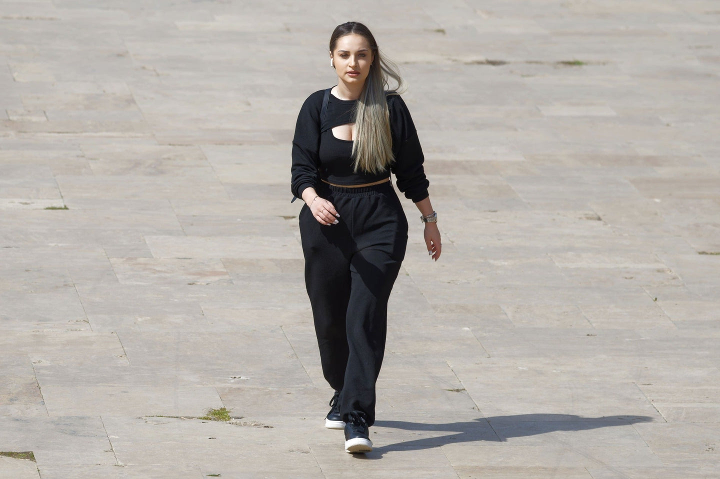 Ce Pantaloni Avantajează Femeile Plinuțe: Ghidul Croielilor, Materialelor și Stilizării