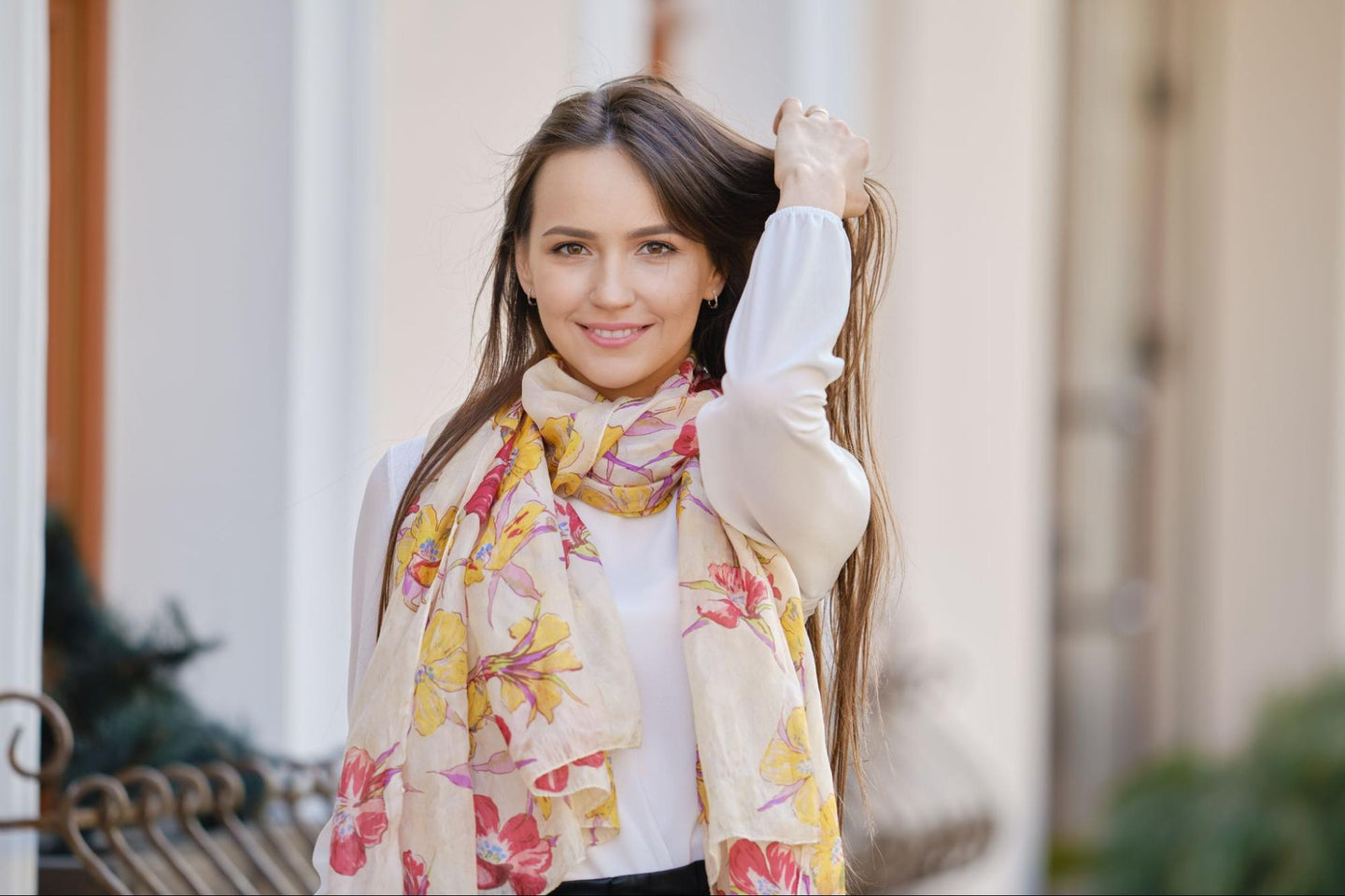 Moduri de a Purta o Eșarfă: Ghidul Tău Complet pentru Stil și Versatilitate