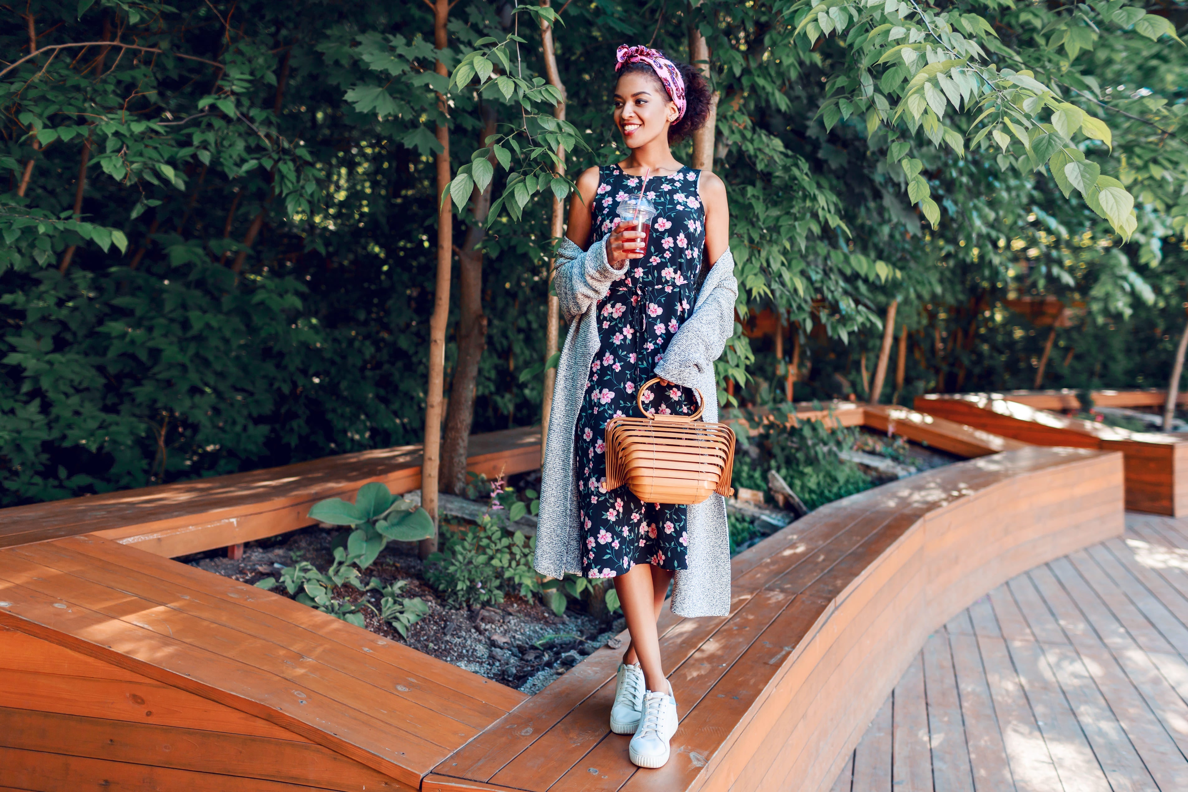 Adidasi Pentru Rochii: Cum Să Îmbini Confortul cu Eleganța Supremă