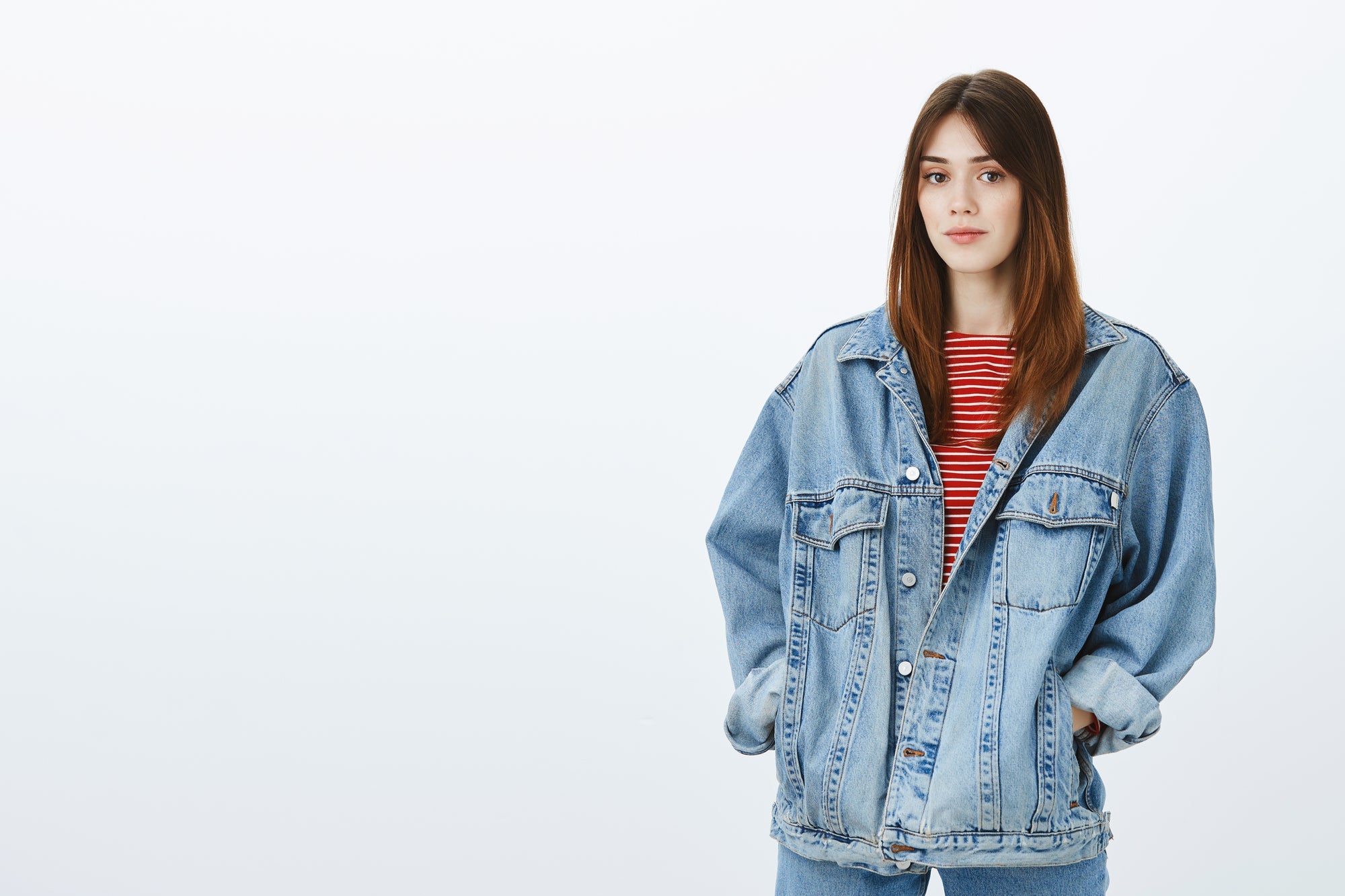 Moda anilor 90: Cum să porți tendințele iconice în era modernă